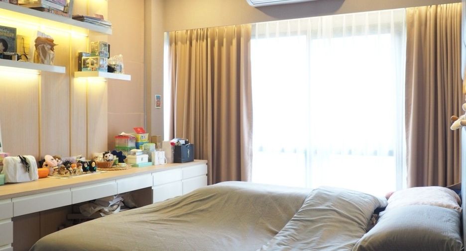 For sale 4 bedrooms house in Taling Chan, Bangkok