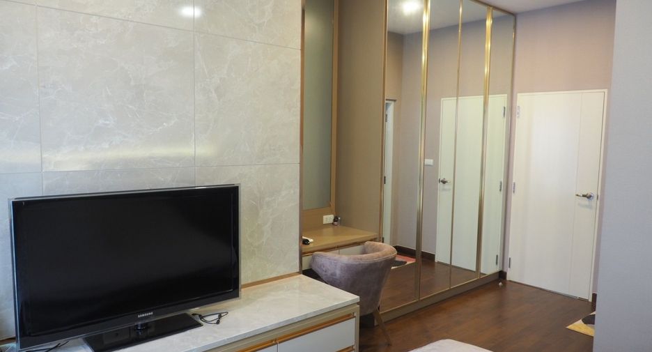 For sale 4 bedrooms house in Taling Chan, Bangkok