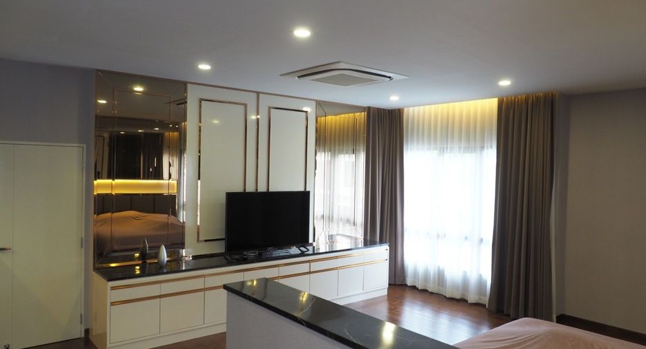 For sale 4 bedrooms house in Taling Chan, Bangkok