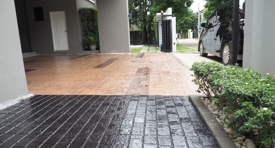 For sale 4 bedrooms house in Taling Chan, Bangkok