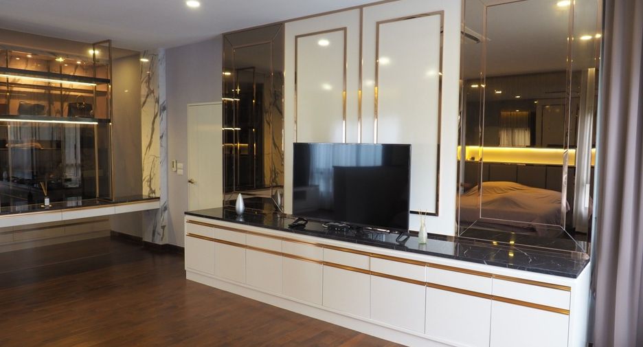 For sale 4 bedrooms house in Taling Chan, Bangkok