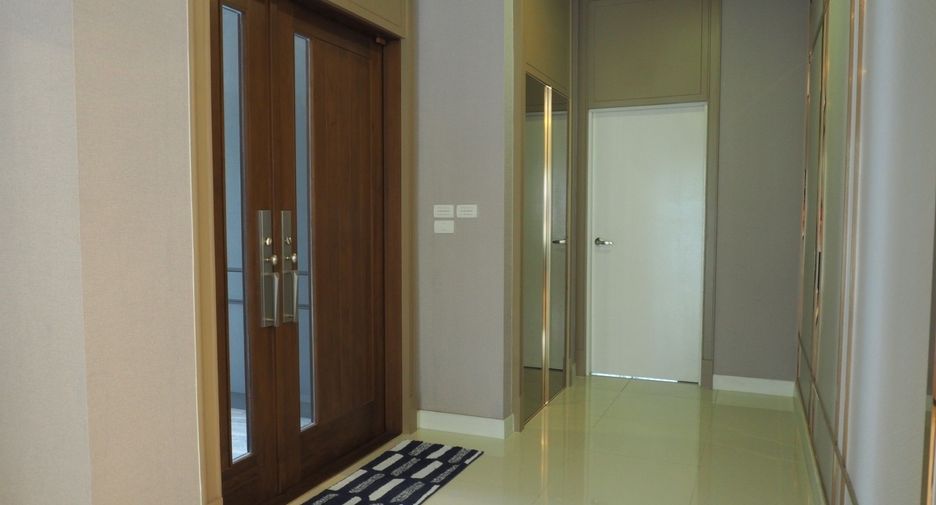 For sale 4 bedrooms house in Taling Chan, Bangkok