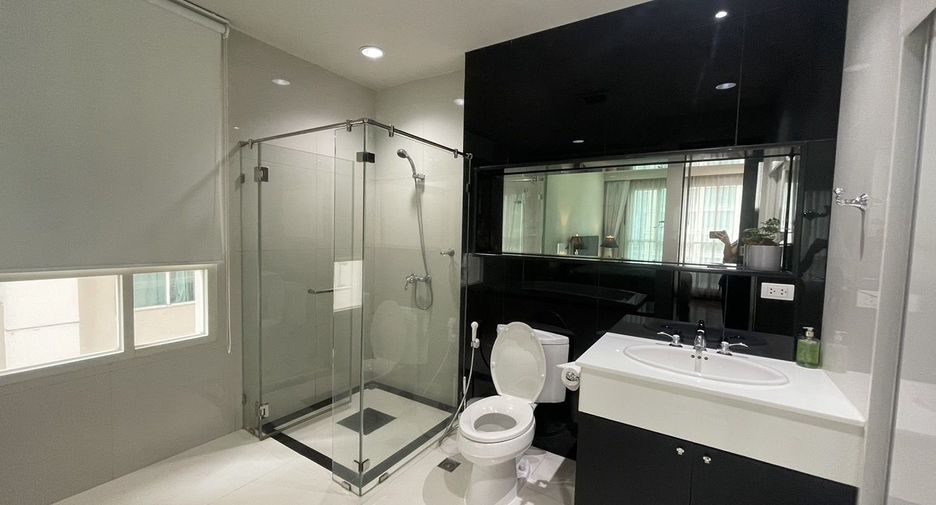 À louer 2 chambres condo à Pathum Wan, Bangkok