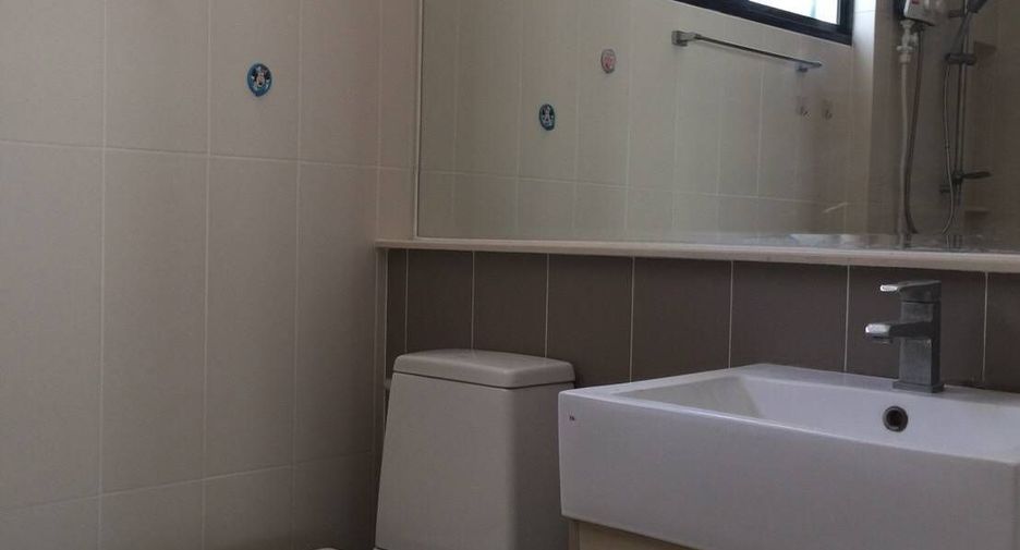 For rent 3 bedrooms townhouse in Bang Kapi, Bangkok
