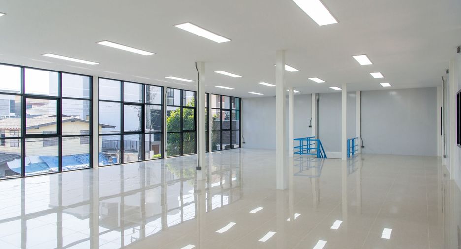 Oficina en venta y en alquiler en Phra Khanong, Bangkok