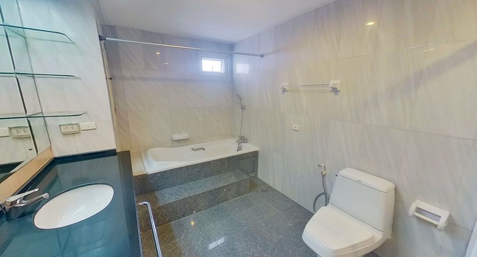 For rent 3 bedrooms condo in Khlong Toei, Bangkok
