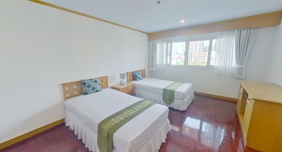 For rent 3 bedrooms condo in Khlong Toei, Bangkok