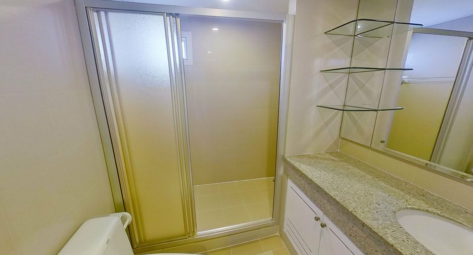 For rent 3 bedrooms condo in Khlong Toei, Bangkok