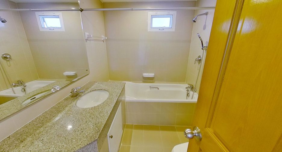 For rent 3 bedrooms condo in Khlong Toei, Bangkok