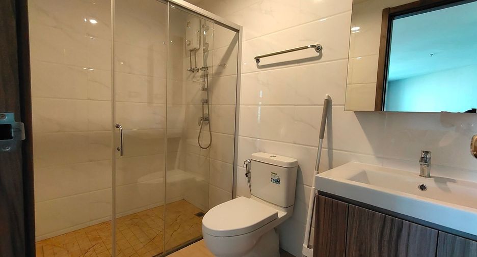 For rent 2 bedrooms condo in Huai Khwang, Bangkok