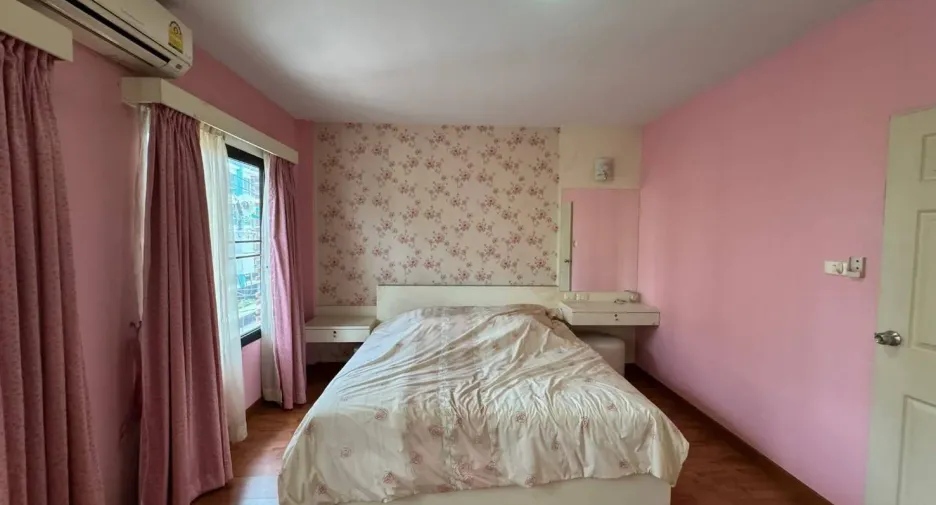 For rent 4 bedrooms townhouse in Phra Khanong, Bangkok
