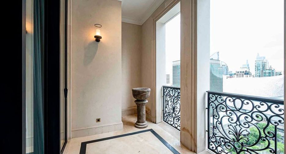 For rent 2 bedrooms condo in Pathum Wan, Bangkok