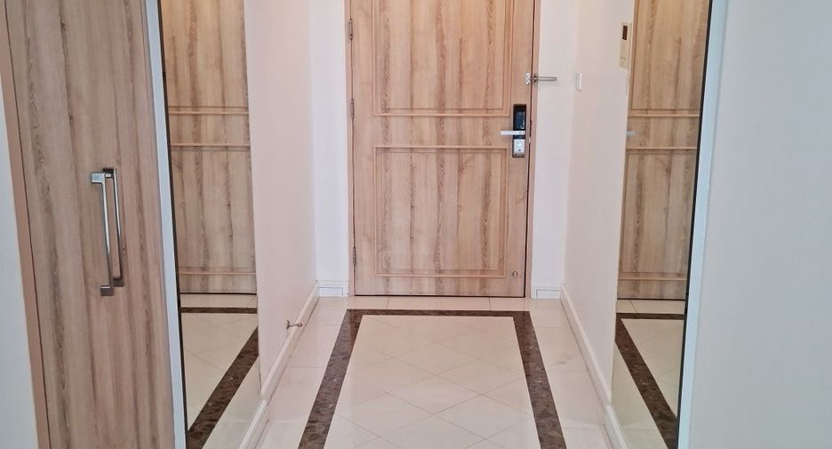 For sale 3 bedrooms condo in Watthana, Bangkok