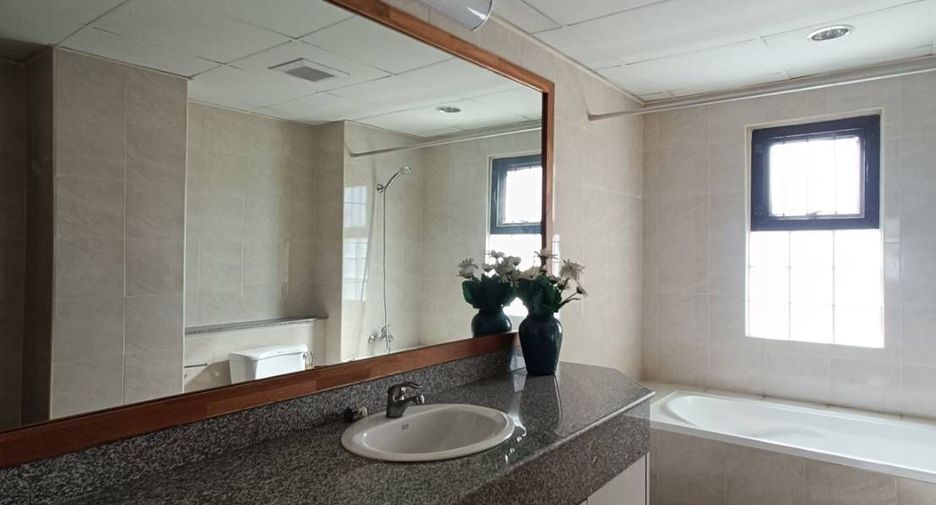 For sale and for rent 4 bedrooms condo in Yan Nawa, Bangkok