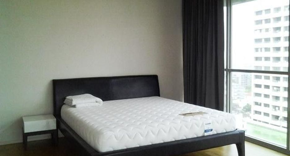For rent 3 bedrooms condo in Khlong Toei, Bangkok