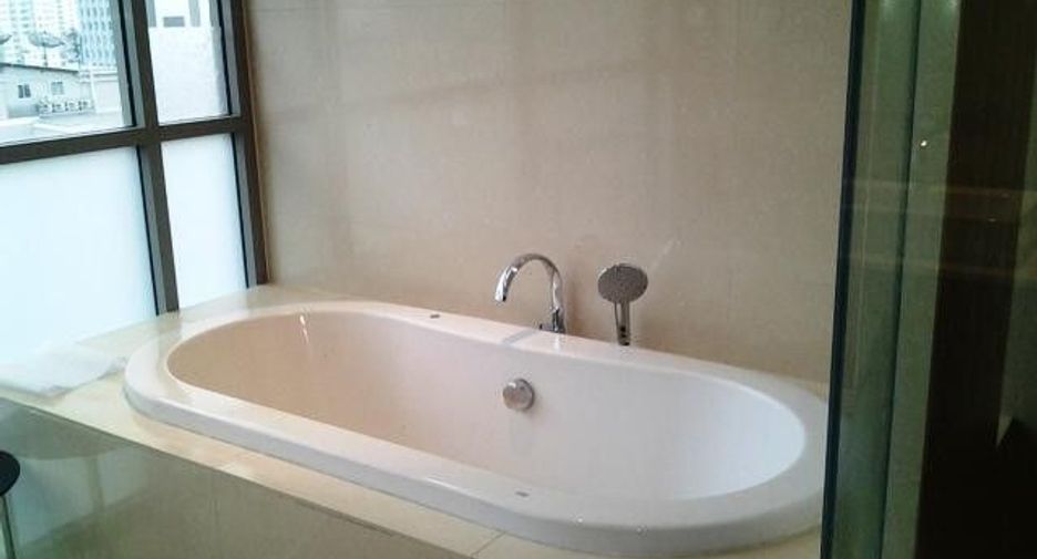 For rent 3 bedrooms condo in Khlong Toei, Bangkok