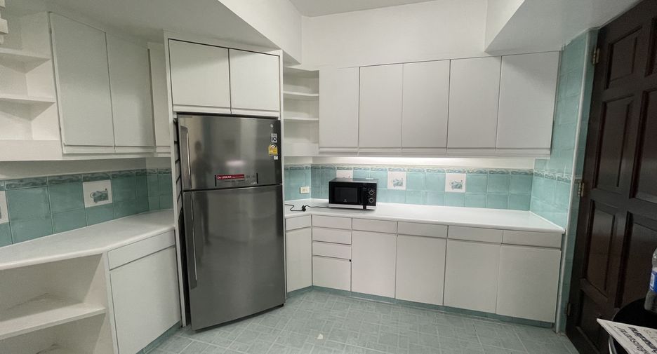 For rent 3 bedrooms apartment in Khlong Toei, Bangkok