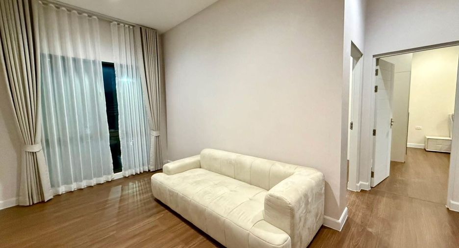 Casa en alquiler de 5 habitaciones en Bang Phli, Samut Prakan