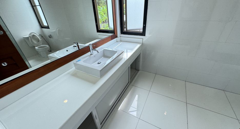 For rent 4 bedrooms house in Khlong Toei, Bangkok