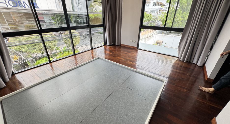 For rent 4 bedrooms house in Khlong Toei, Bangkok