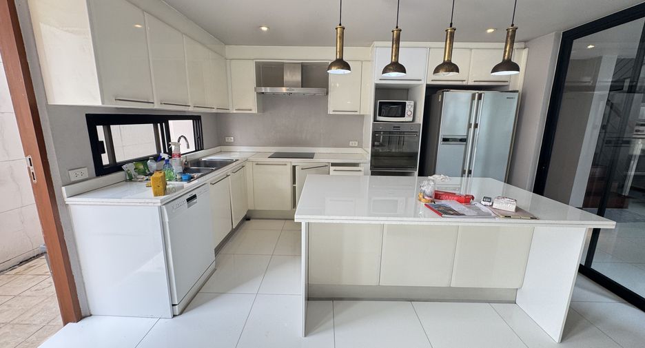 For rent 4 bedrooms house in Khlong Toei, Bangkok