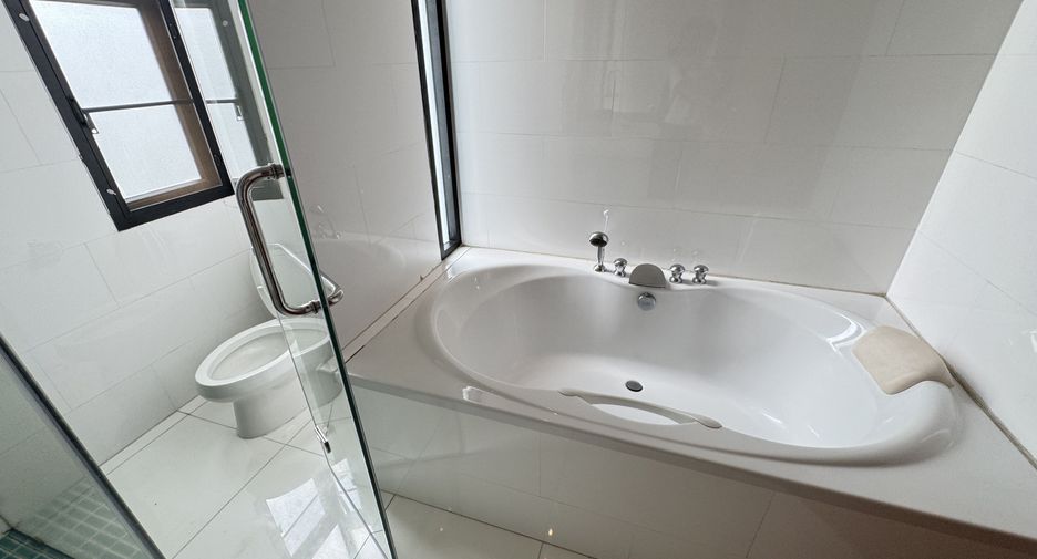 For rent 4 bedrooms house in Khlong Toei, Bangkok