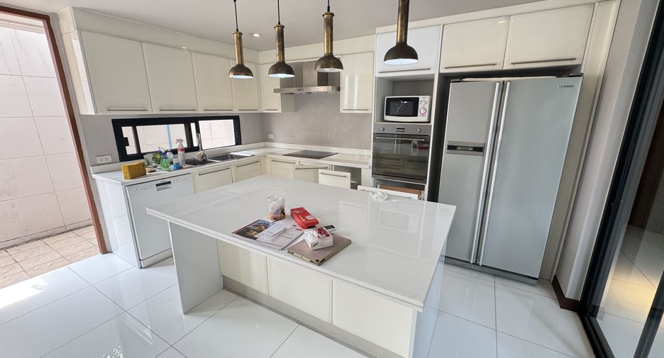 For rent 4 bedrooms house in Khlong Toei, Bangkok
