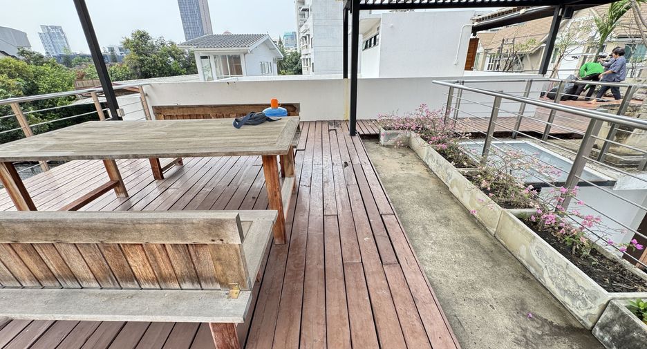 For rent 4 bedrooms house in Khlong Toei, Bangkok