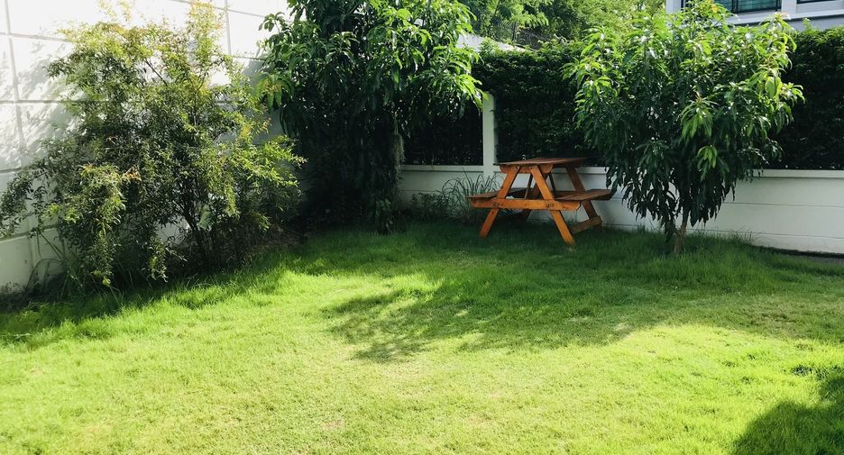 For sale 3 bedrooms townhouse in Bang Kapi, Bangkok