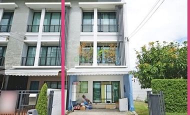 À vendre 3 chambres maison de ville à Bang Kapi, Bangkok