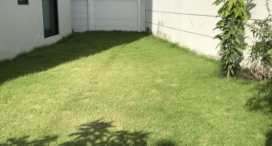 For sale 3 bedrooms townhouse in Bang Kapi, Bangkok