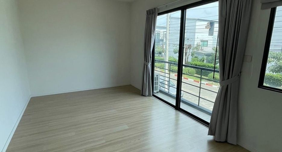 For rent 3 bedrooms townhouse in Prawet, Bangkok