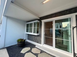 出租 3 卧室 联排别墅 在 Prawet, 曼谷