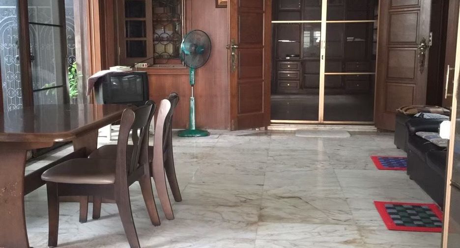 For sale 6 bedrooms house in Bang Phlat, Bangkok