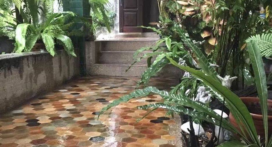 For sale 6 bedrooms house in Bang Phlat, Bangkok