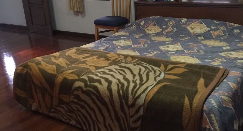 For sale 6 bedrooms house in Bang Phlat, Bangkok