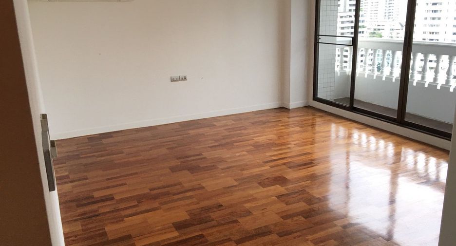 For rent 4 bedrooms apartment in Khlong Toei, Bangkok