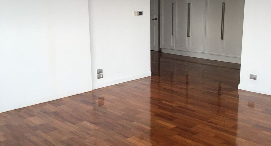 For rent 4 bedrooms apartment in Khlong Toei, Bangkok