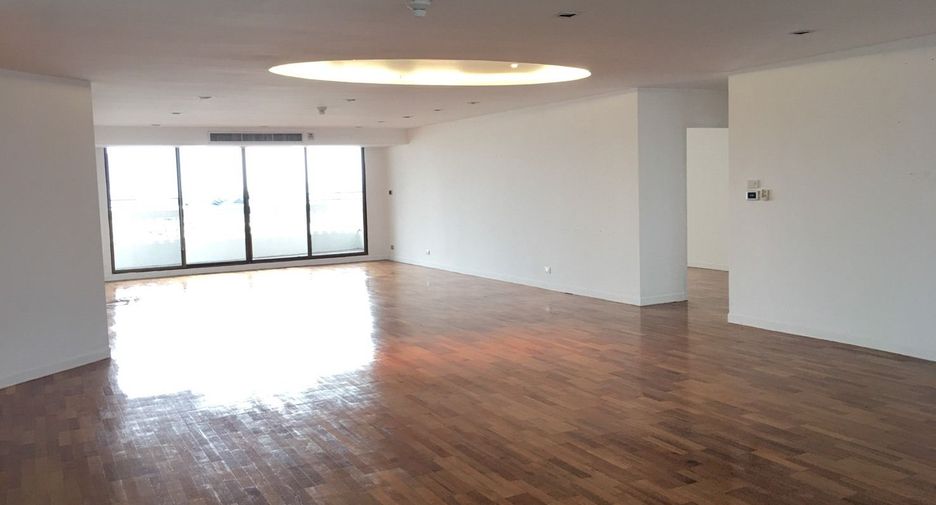 For rent 4 bedrooms apartment in Khlong Toei, Bangkok