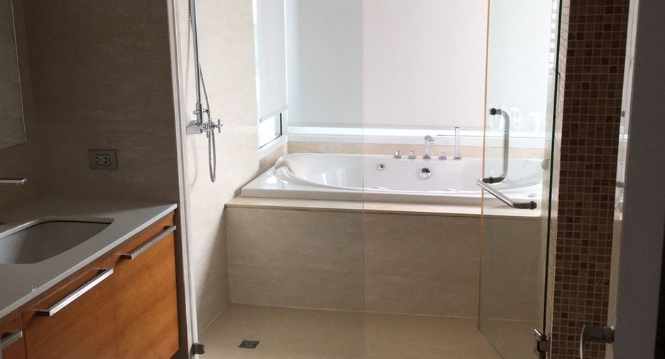 For rent 4 bedrooms apartment in Khlong Toei, Bangkok