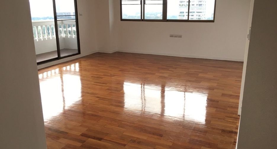 For rent 4 bedrooms apartment in Khlong Toei, Bangkok