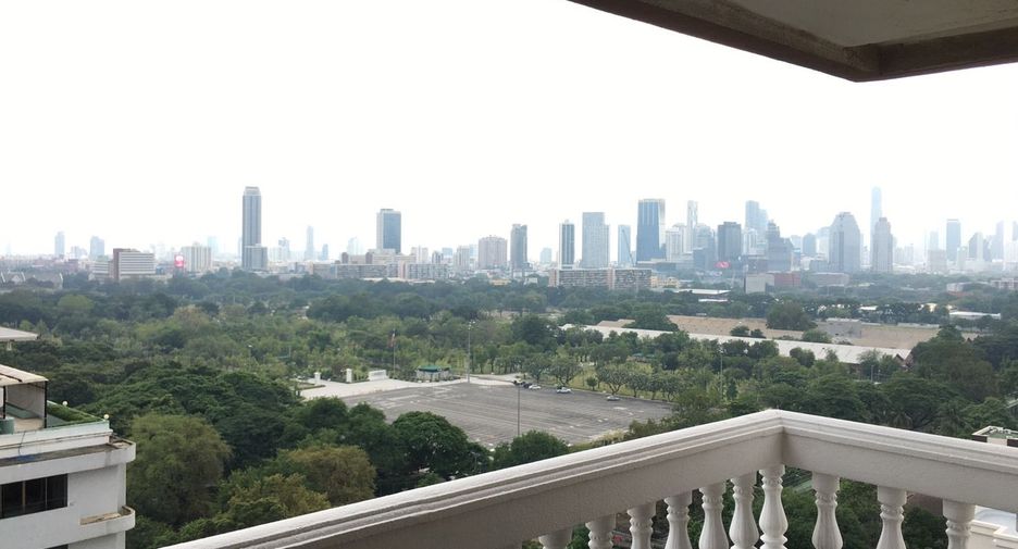 For rent 4 bedrooms apartment in Khlong Toei, Bangkok