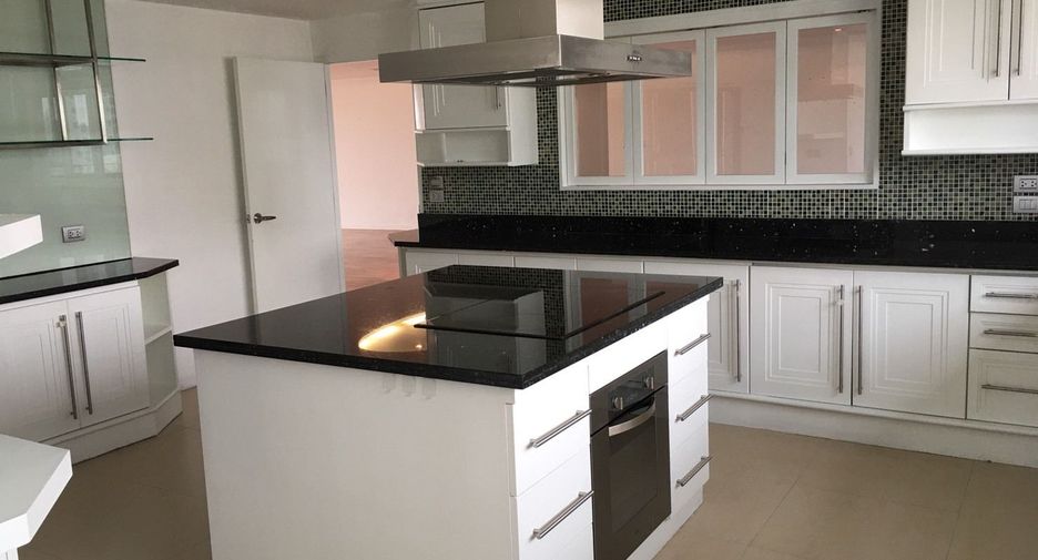 For rent 4 bedrooms apartment in Khlong Toei, Bangkok
