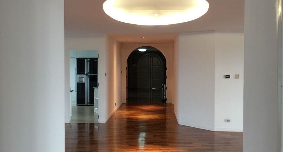 For rent 4 bedrooms apartment in Khlong Toei, Bangkok