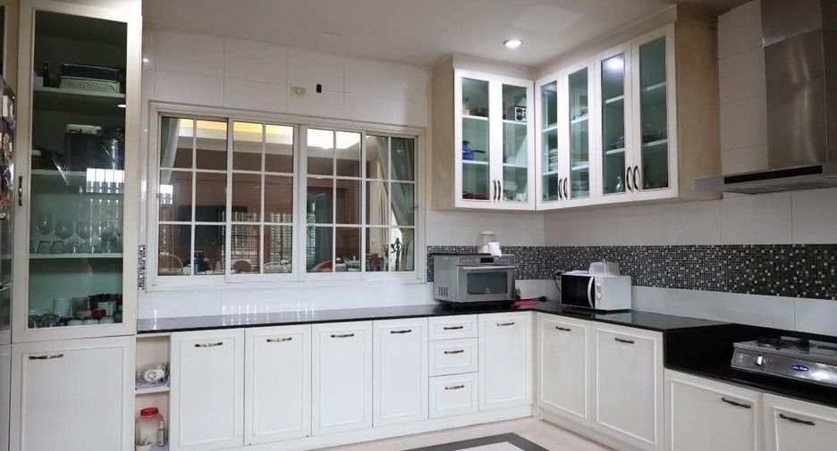 For sale 5 ベッドルーム townhouse in Phasi Charoen, Bangkok