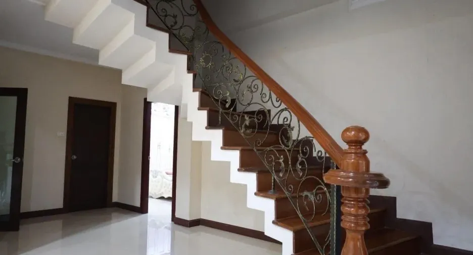 For sale 5 ベッドルーム townhouse in Phasi Charoen, Bangkok