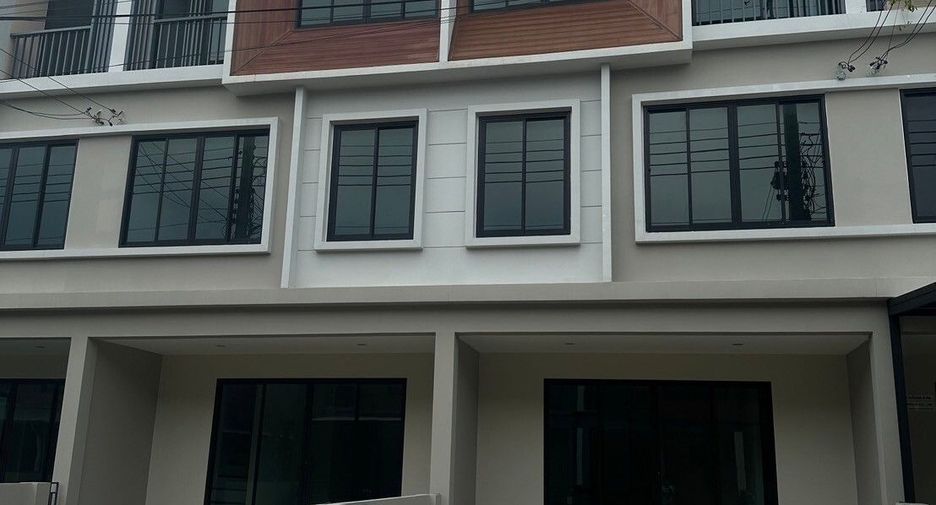 À vendre 3 chambres maison de ville à Lat Krabang, Bangkok