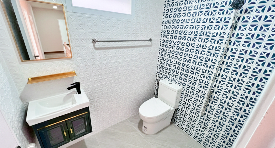 For sale 3 bedrooms townhouse in Bang Khen, Bangkok
