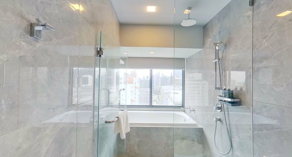 For rent 3 bedrooms apartment in Huai Khwang, Bangkok