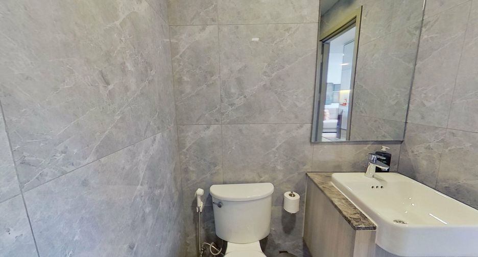 For rent 3 bedrooms apartment in Huai Khwang, Bangkok